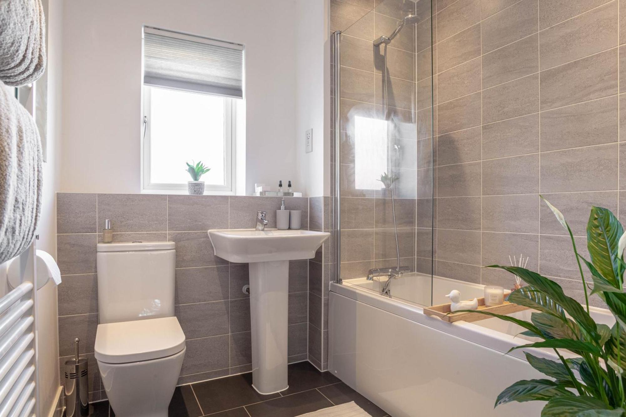 Modern 3 Bedroom House With Parking Bath Eksteriør billede