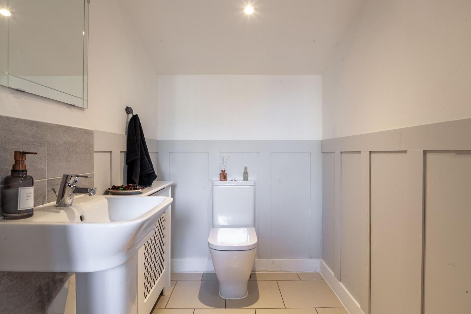 Modern 3 Bedroom House With Parking Bath Eksteriør billede
