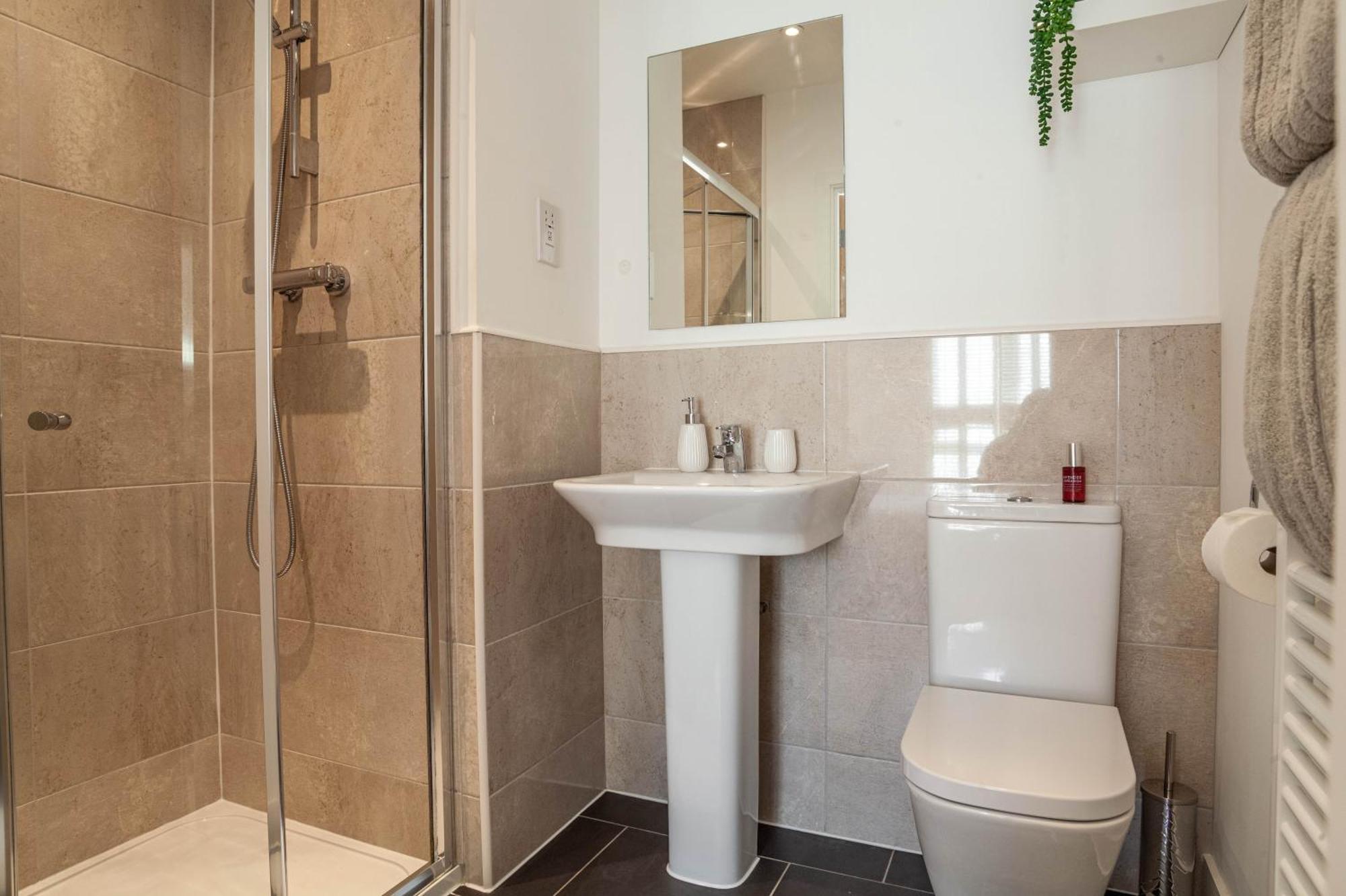 Modern 3 Bedroom House With Parking Bath Eksteriør billede